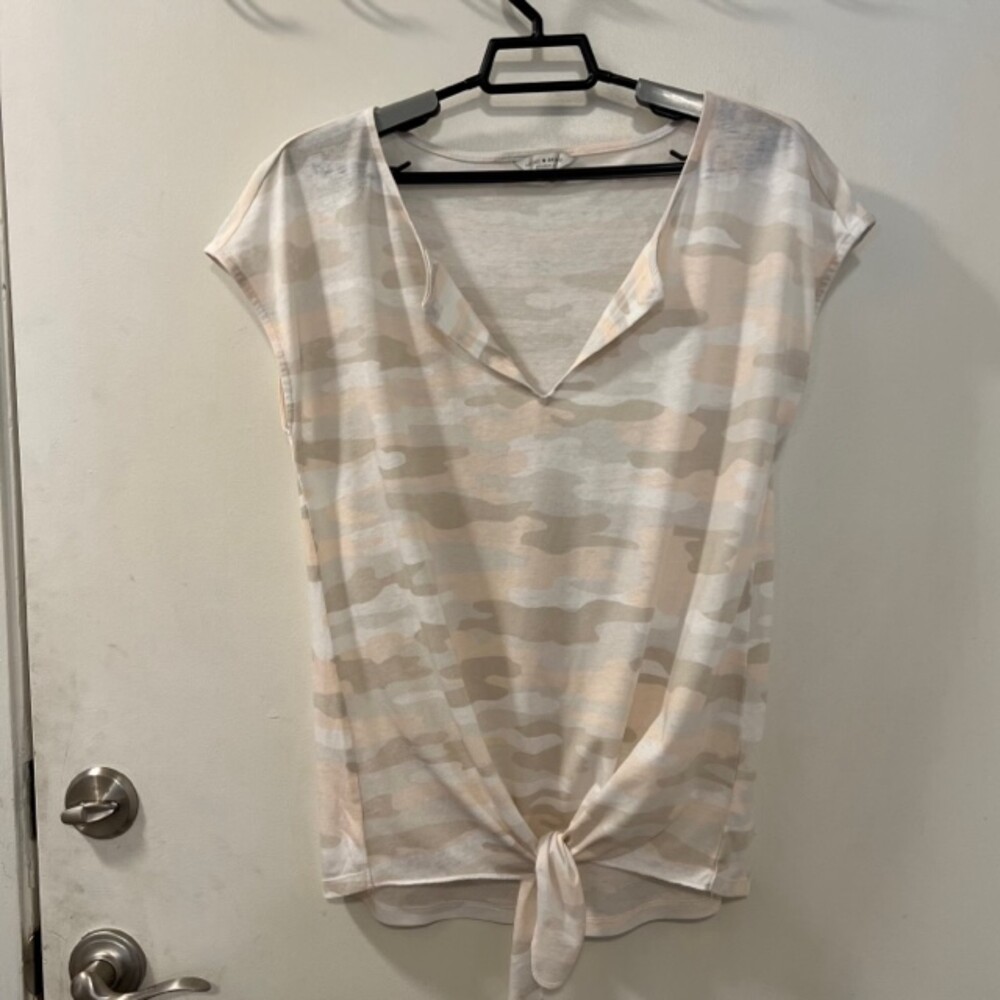 Lucky Brand Womens Peach Camo Cap Sleeve Tie Front V-Neck Shirt Size Medium - Picture 3 of 12